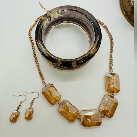 Wide Bracelet & Crystal Necklace Set - Picture 6 of 16